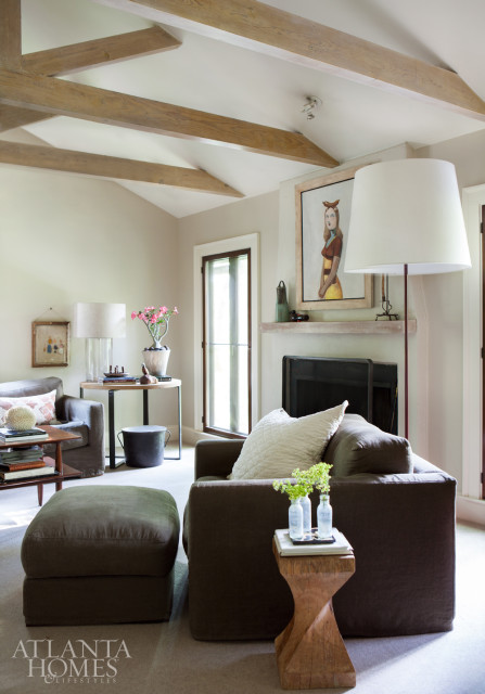 In keeping with Jones’s philosophy that nothing be too precious, the homeowner’s diverse art collection takes center stage even in the home’s most comfortable spaces.