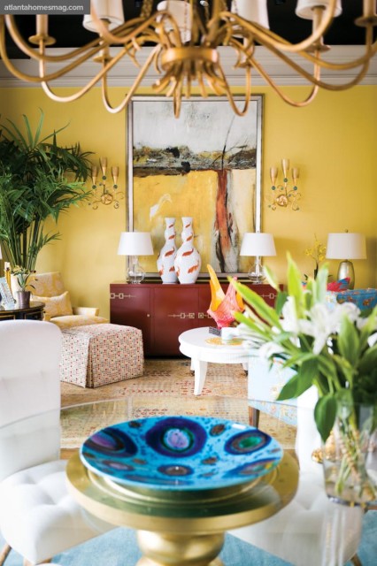The intense hues of a blue charger, an Oscar de la Renta red-lacquered credenza and a hand-blown glass objet d’art are even more vibrant against maison atlanta’s yellow walls.