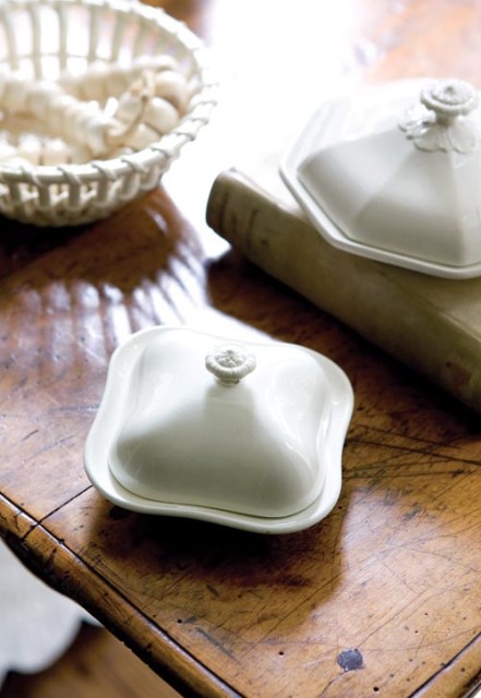 Personal collections and decorative finds are elevated to objets d“art in the home of Angela and Fred Bromenschenkel.