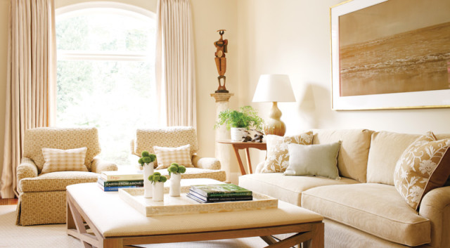 “The family room gets used heavily, so they wanted comfortable seating and the ability to relax and kick your feet up,” recalls Howard. To that end, the custom ottoman features a sturdy raffia upholstered top. A Kimo Minton sculpture from Tew Galleries adds whimsy to the room’s relaxed ambience.