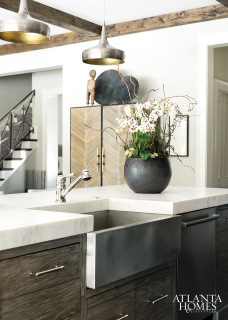 A custom bar cabinet by Wood Mill Lab graces the kitchen.