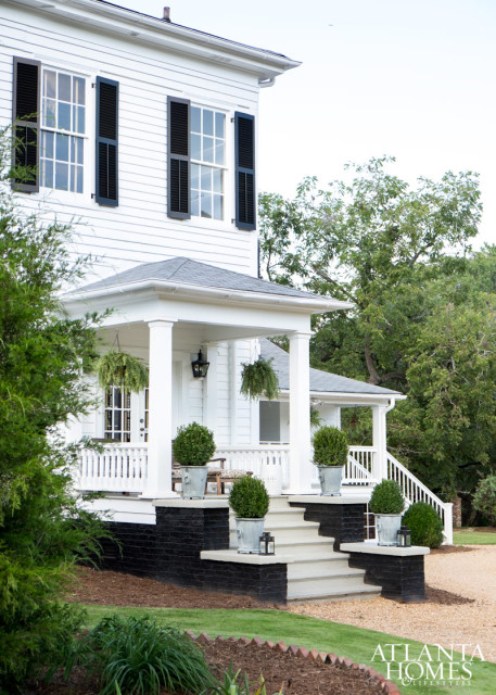 Honeymoon, Jimmy Stanton and Patrick Greco’s newest home away from home, stands on five-plus acres of land just one mile from downtown Madison, Georgia. The antebellum residence—the second the pair has purchased in this charming town an hour from Atlanta—belies its contemporary interiors.
