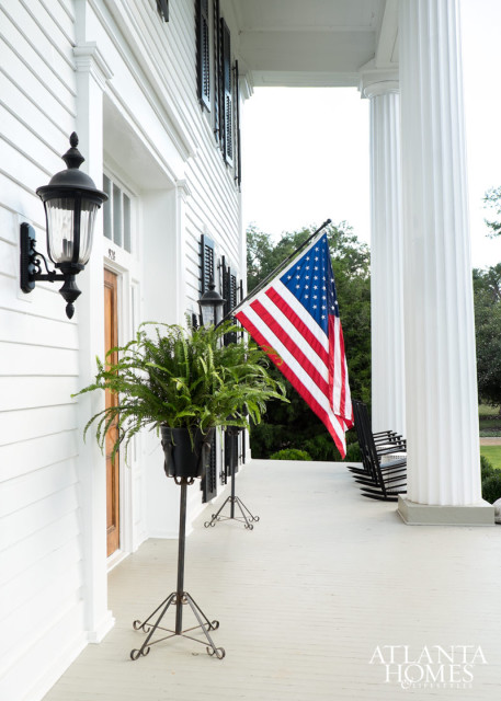 Honeymoon, Jimmy Stanton and Patrick Greco’s newest home away from home, stands on five-plus acres of land just one mile from downtown Madison, Georgia. The antebellum residence—the second the pair has purchased in this charming town an hour from Atlanta—belies its contemporary interiors.
