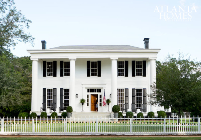 Stanton surrounded Honeymoon’s 5,000-square-foot, four-columned main house with a period-appropriate fence of precise design and height.