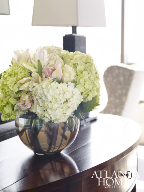A curved sofa table by David Iatesta brings softness to the large living room.