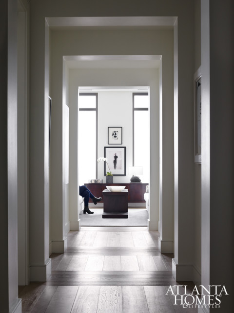 A long corridor leading to the living room serves as an art gallery with 12 niches, each displaying a work from the homeowners’ extensive collection. To create a sense of intimacy, Brown broke up the pattern of the oak flooring by having it laid both vertically and horizontally.