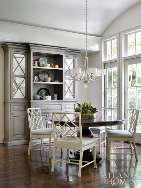 The minimalist, chic breakfast nook features a custom wall unit by Old Biscayne Designs to display the homeowners’ collection of Lowcountry pottery.