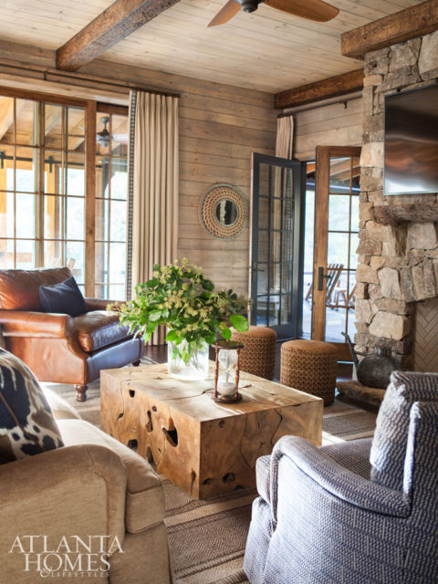 Comfort rules in the living room with upholstery in outdoor fabrics and leather.