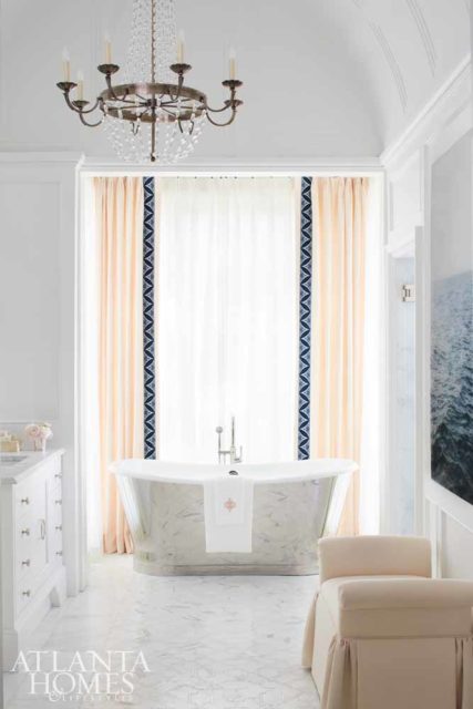 Matthew Quinn, Yong Pak and Anna Braund prove that a straightforward bathroom doesn’t have to be straightlaced. Calacatta marble with gray veining, cabinetry painted Farrow & Ball’s All White and custom decorative hardware by Matthew Quinn Collection add subdued elegance to the traditional double vanity.