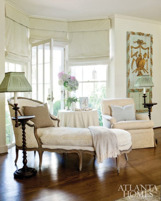INTRIGUING ANTIQUES Conversation-worthy pieces, like this recamier, add a bespoke note. Design by Tammy Connor