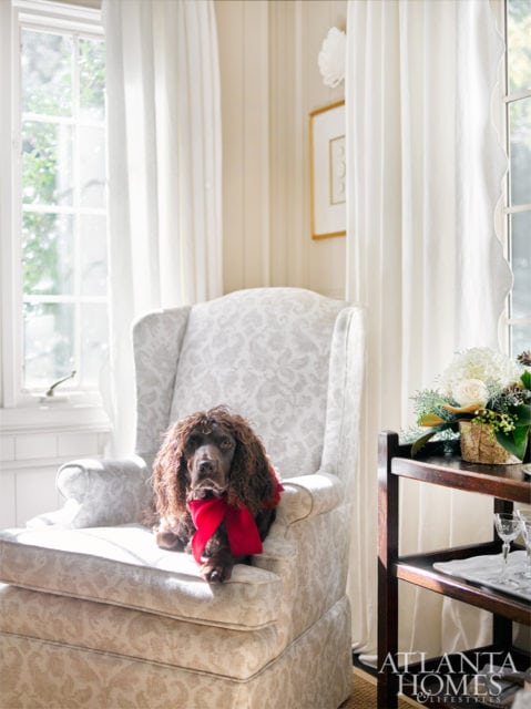SCALLOP DETAILS Forget scalloped valances, we’re partial to the slimming silhouette of these vertical and feminine scallop-edge draperies. Design by Lauren DeLoach
