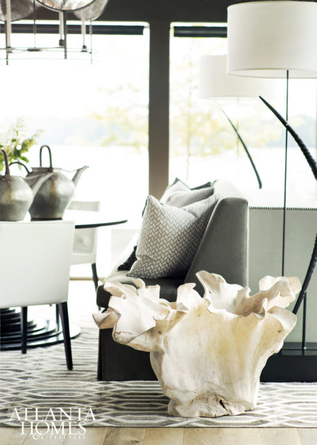 In the salon, a wooden objet d’art adds an organic touch and is a nod to the lakeside’s natural surroundings.