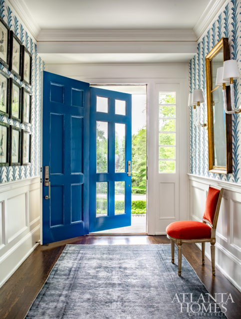In the foyer, a Carleton V’s Gatsby wallcovering, sourced through Ainsworth-Noah, echoes the front door’s vibrant blue hue, which Kleinhelter used as the jumping point for the home’s color story.