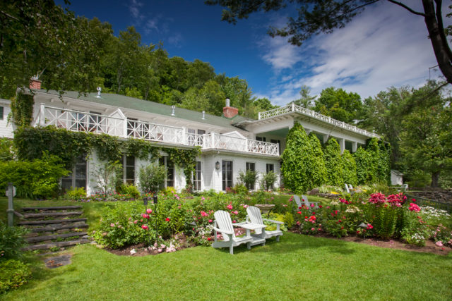The façade of Quebec’s Manoir Hovey, modeled after George Washington’s Mount Vernon home.