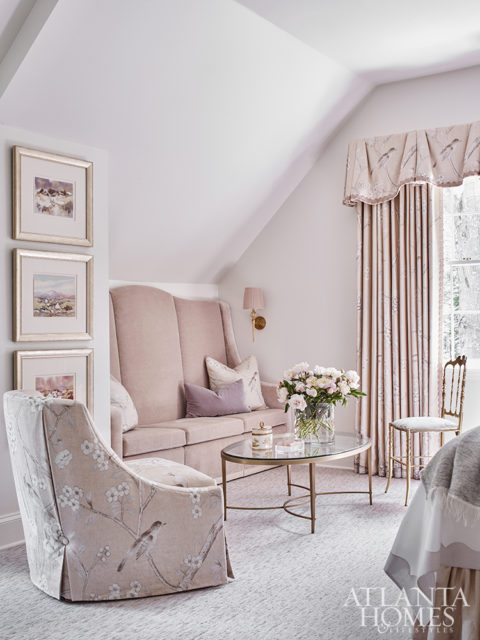Burgess embraced the master bedroom’s angled ceilings to create a charming and cozy retreat. Schumacher’s Chinois Palais fabric brings cohesion throughout the space, while a custom linen velvet banquette offers the perfect spot to read and enjoy a glass of wine.