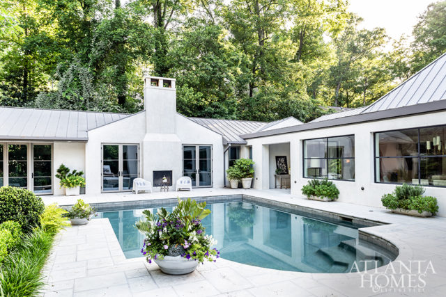 To keep the exterior of the home low-slung and California cool, Ryan created a unified roofline topped with a charcoal standing seam metal. “I wanted the roof to be simple and crisp,” he says. The horizontal window glazing underscores the openness of the home’s main level.