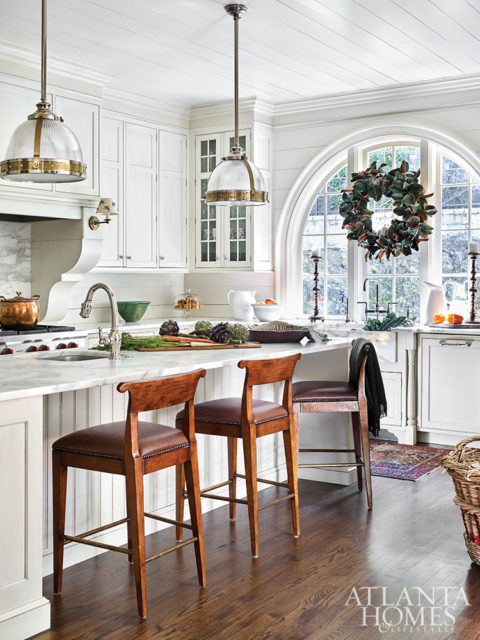 In the kitchen, Atlanta artist Brian Carter hand-painted acorns on the sconces, sourced from Vaughan Designs, an update that also nods to the home’s leafy surrounds.