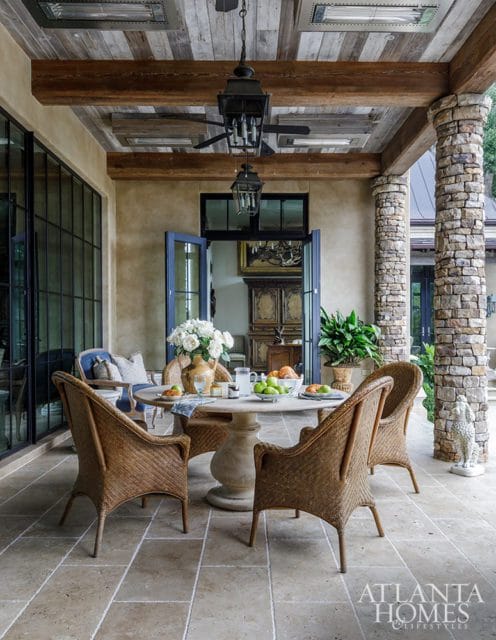 outdoor breakfast area